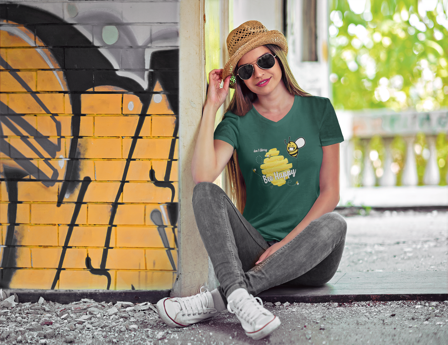 Bee happy  - Premium Organic Damen T-Shirt, V-Neck, in mehreren Farben, 100% Bio-Baumwolle